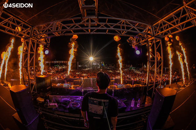 지난해 여름 부산에서 열린 ‘포세이돈 워터 뮤직 페스티벌’. 에이투제트이엔티 제공
