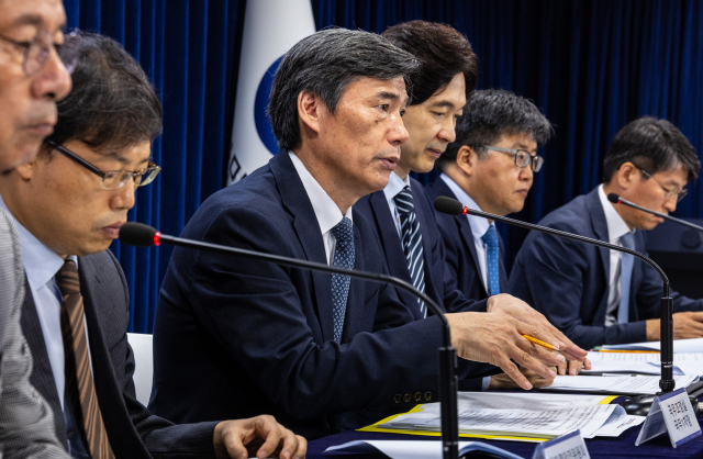 박구연 국무조정실 1차장(왼쪽 세 번째)이 지난 11일 서울 정부서울청사에서 열린 후쿠시마 원전 오염수 방류 관련 일일 브리핑에 참석해 오염수 방류 전반에 대해 설명하고 있다. 연합뉴스