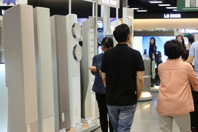 서울 시내 대형마트 가전제품 매장에서 시민들이 에어컨을 살펴보고 있다. 연합뉴스