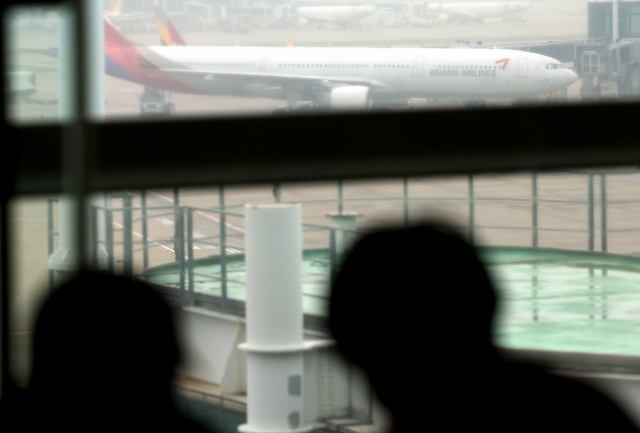 인천국제공항 제1터미널에 계류 중인 아시아나항공 여객기. 연합뉴스