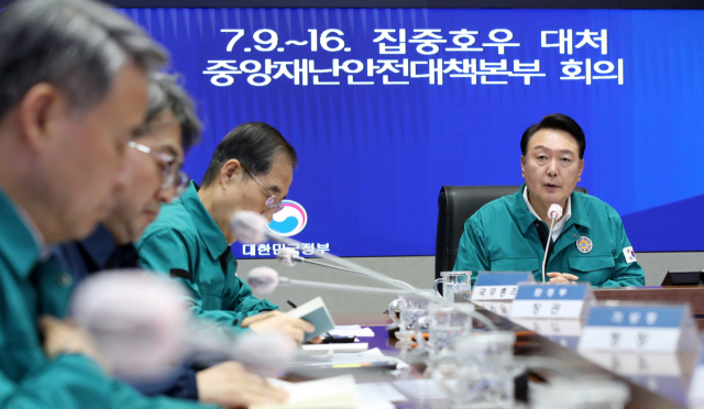 6박 8일간 리투아니아·폴란드·우크라이나 순방을 마치고 귀국한 윤석열 대통령이 17일 오전 정부서울청사에서 열린 집중호우 대처 중앙재난안전대책본부(중대본) 회의를 주재하며 발언하고 있다. 연합뉴