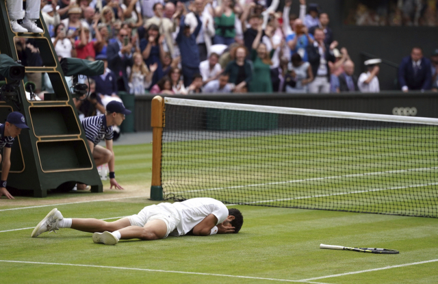 카를로스 알카라스가 17일(한국시간) 윔블던 남자 단식 결승 노바크 조코비치와의 경기에서 승리가 확정된 뒤 코트에 누워 얼굴을 감싸고 승리의 기쁨을 누리고 있다. AP연합뉴스