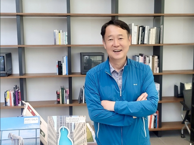 채홍기 신임 울산시립미술관장이 <부산일보>와 인터뷰에서 시민과 소통하는 미술관을 만들겠다며 구상과 포부를 밝히고 있다. 권승혁 기자