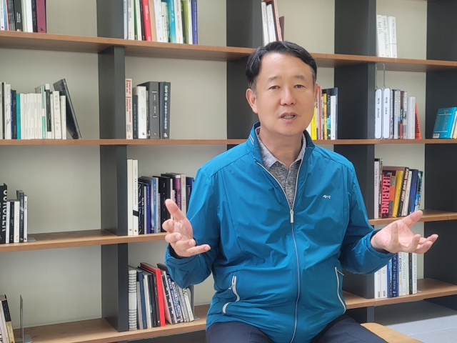 채홍기 신임 울산시립미술관장이 <부산일보>와 인터뷰에서 시민과 소통하는 미술관을 만들겠다며 구상과 포부를 밝히고 있다. 권승혁 기자