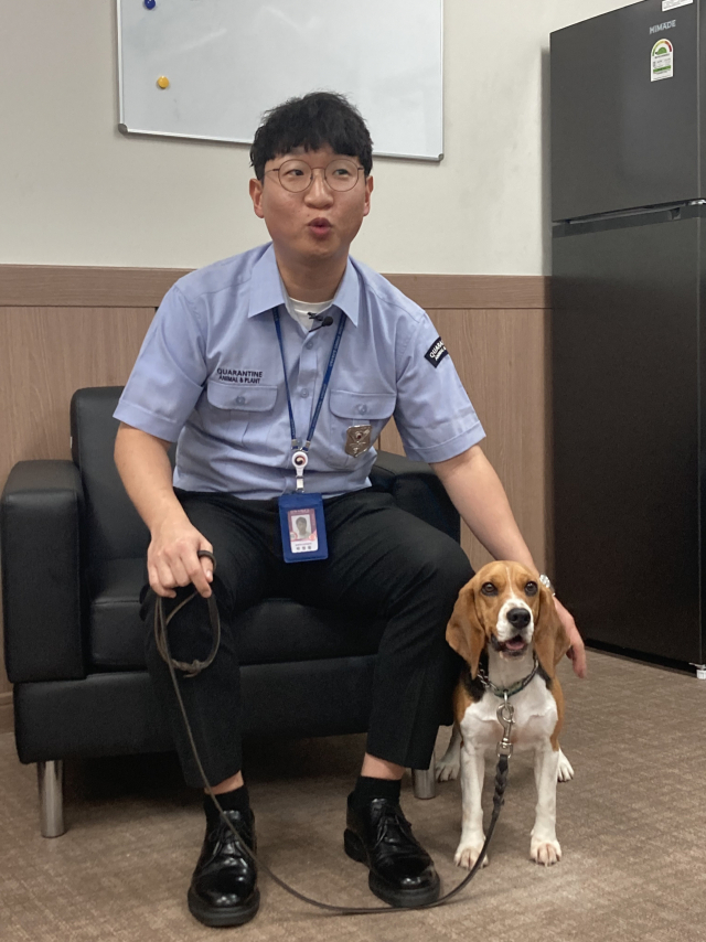 인터뷰 중인 박영웅 탐지요원과 여름이.