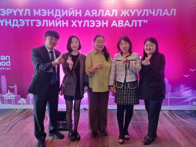 지난 7일 몽골 울란바토르의 코퍼레이트 호텔에서 ‘부산 의료기관 방문 환우의 밤 행사’가 열렸다. 왼쪽부터 대동병원 김영준 국제진료센터장, 오트건람 씨, 오트건람 씨의 어머니, 박상희 국제진료센터 팀장, 이수정 몽골통역사. 대동병원 제공
