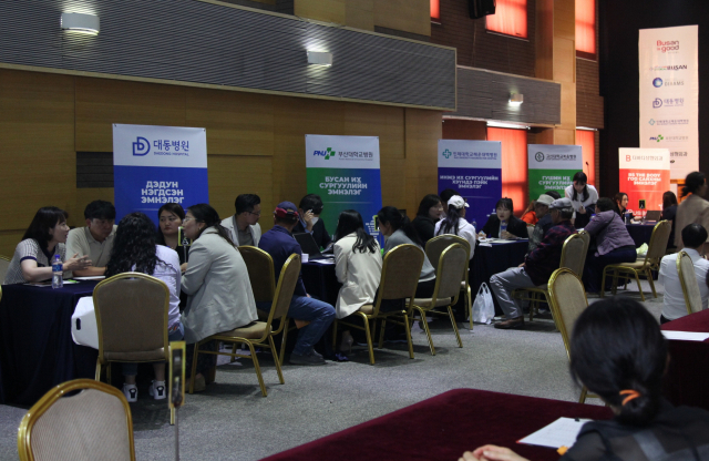 부산시는 지난 6~8일 몽골에서 부산 의료기관의 원격진료센터 개소와 의료 상담회·교류회를 개최했다. 부산 의료진들이 몽골 환자를 상담하고 있다. 부산경제진흥원