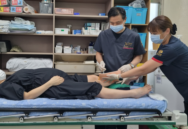 하나병원 정철수 병원장이 임신부 화상 환자를 치료하고 있다. 하나병원 제공