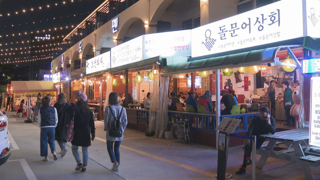 경남 사천시는 삼천포대교 공원(위쪽)에 전남 여수시 낭만포차(아래쪽)처럼 관광 트렌드에 맞는 청춘포차 거리를 조성할 계획이다.