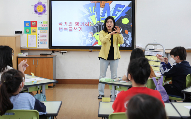 안미란 동화작가가 부산 사상구 학장초등학교 학생들을 대상으로 수업하는 모습. 부산일보DB
