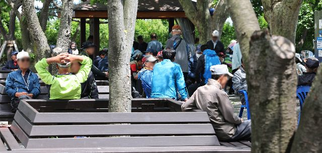 부산 중구 중앙공원에서 노인들이 삼삼오오 모여 시간을 보내고 있다. 부산일보DB