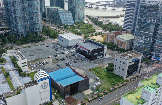 부산 해운대구 홈플러스 해운대점 옆 부지에 73층 규모의 실버타운 2개 동 신축이 추진되고 있다. 김종진 기자 kjj1761@