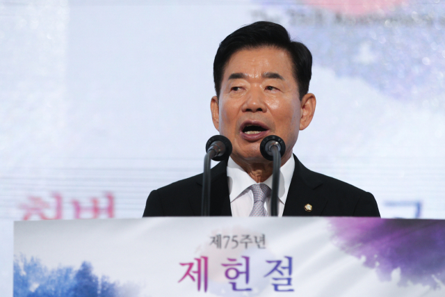 김진표 국회의장이 17일 국회에서 제75주년 제헌절 경축사를 하고 있다. 연합뉴스