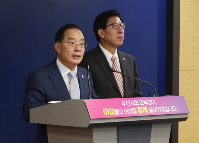 박형준 부산시장과 하윤수 부산시교육감이 18일 부산시청에서 '돌봄·교육 이음 프로젝트' 공동 기자회견을 갖고 있다. 정대현 기자 jhyun@