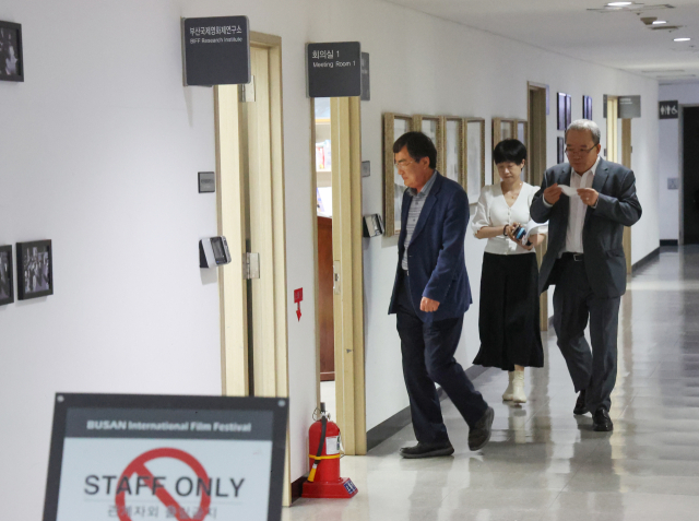 부산국제영화제(BIFF) 남송우 이사와 강승아 부집행위원장 등이 지난 18일 영화의전당 비프힐에서 열린 이사회에 참석하고 있다. 정대현 기자 jhyun@