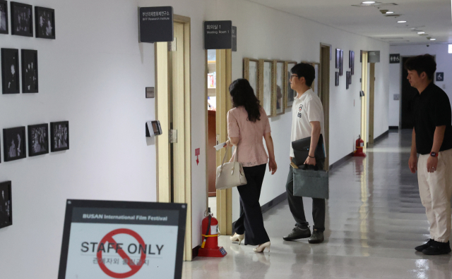 부산국제영화제(BIFF) 이사 등이 지난 18일 혁신위원회 구성을 논의할 BIFF 이사회에 참석하고 있다. 정대현 기자 jhyun@
