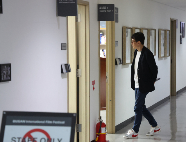 부산국제영화제(BIFF) 남동철 수석 프로그래머가 지난 18일 이사회에 참석하고 있다. 정대현 기자 jhyun@