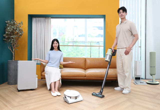 삼성전자 모델이 서울 강남구 삼성스토어 청담에서 ‘제트리오 프로모션’ 행사 제품을 소개하고 있다.삼성전자 제공