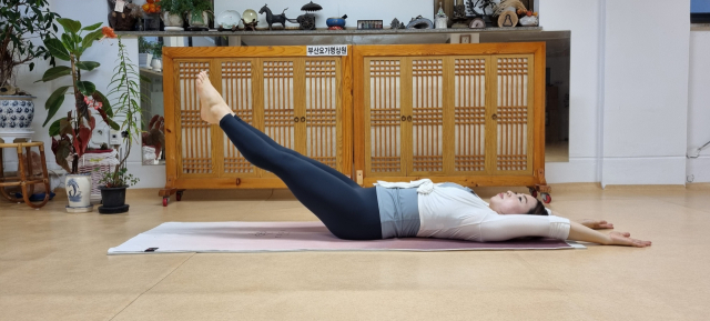 ‘부채 자세’는 복부 기관의 활동을 도와 위장 장애를 완화하고, 장내 가스를 제거해 준다. 하복부 지방 제거와 허리 근육 강화에도 도움이 된다. 시연 비시야 김미선