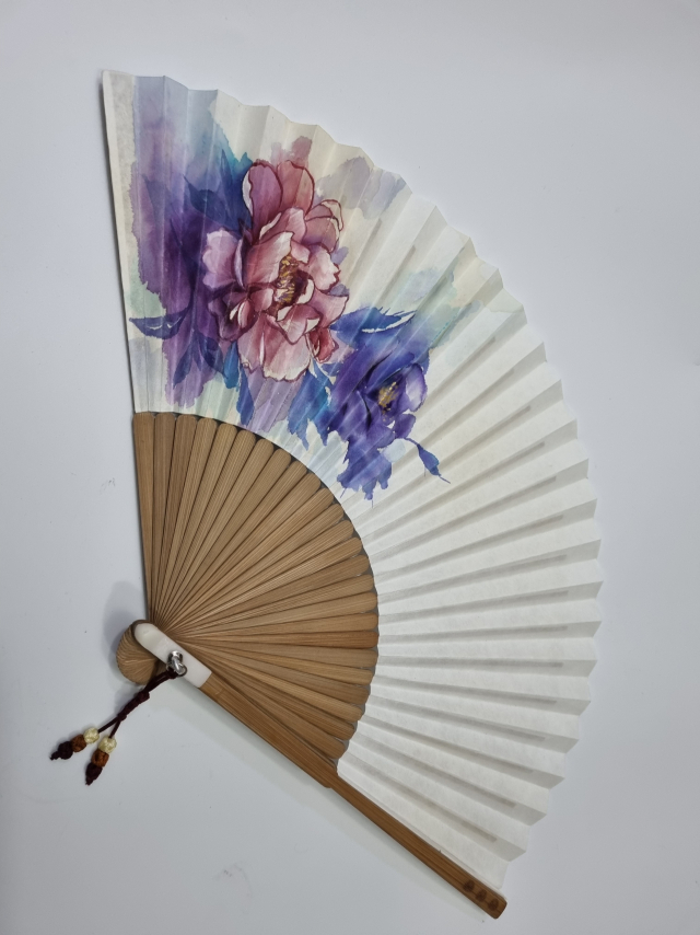 부채에 그린 그림. 그림 이진희