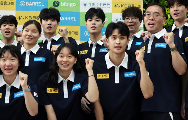 일본 후쿠오카에서 열리는 2023 세계수영선수권대회에 출전하는 수영대표팀의 황선우와 이호준, 이정훈 감독 등이 20일 오전 인천국제공항 제1터미널에서 출국하기 전 파이팅을 외치며 기념 촬영하고 있다. 연합뉴스