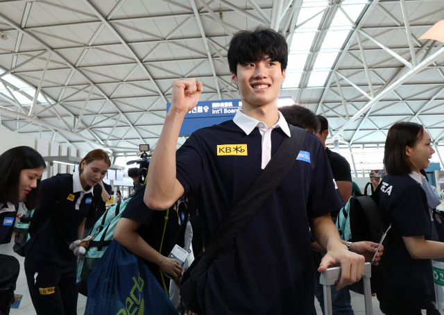 일본 후쿠오카에서 열리는 2023 세계수영선수권대회에 출전하는 수영대표팀의 황선우가 20일 오전 인천국제공항 제1터미널에서 출국하며 파이팅 포즈를 취하고 있다. 연합뉴스