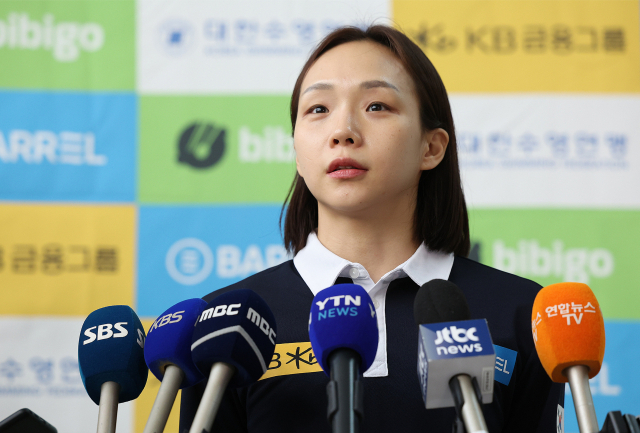 일본 후쿠오카에서 열리는 2023 세계수영선수권대회에 출전하는 수영 경영 대표팀의 주장 김서영이 20일 오전 인천국제공항 제1터미널에서 출국하기 전 취재진의 질문에 답하고 있다. 연합뉴스