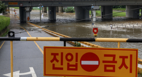 부산에 나흘째 호우경보가 발효 중인 18일 출입이 통제된 온천천 하부도로 및 산책로와 설치된 운동기구가 불어난 물에 잠겨 있다. 김종진 기자 kjj1761@