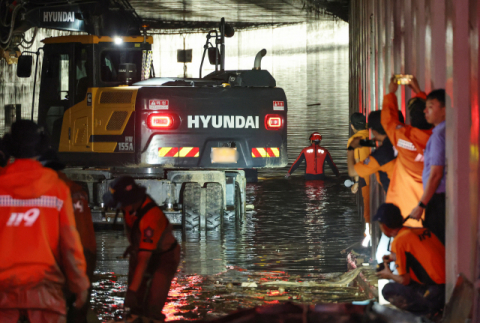 해양경찰과 소방관 등 구조 대원들이 17일 미호천 제방 유실로 14명의 생명을 앗아간 충북 청주시 오송읍 궁평2지하차도에서 수색을 하고 있다. 연합뉴스