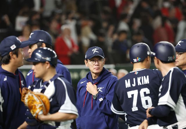 지난 3월 2023 월드베이스볼클래식 당시 한국 야구 국가대표팀 감독을 맡았던 이강철 KT 위즈 감독(가운데). 연합뉴스