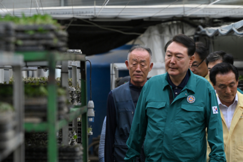 집중호우 피해 현장 방문에 나선 윤석열 대통령이 18일 충남 논산시 성동면 구연육묘장을 방문해 수해를 입은 육묘농가의 피해 상황을 살피고 있다. 대통령실 제공