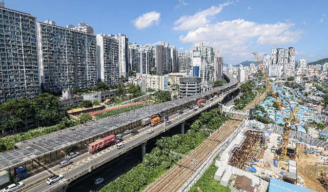 부산 사상구 주례동 주양초등학교 인근전경. 이 학교는 맞은편으로 28층 152세대 규모 아파트 건립 추진돼 학교가 동서고가와 아파트 담벼락에 둘러싸여 조망권 상실 위기에 쳐했다. 김종진 기자 kjj1761@
