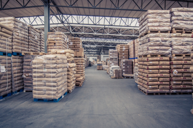 이탈리아 트리에스테 항구 창고에 전 세계에서 수입된 생두가 쌓여있다. 트리에스테는 커피 수출입과 가공, 유통이 모두 가능한 유일한 커피도시다. 볼레스 트리에스테 제공