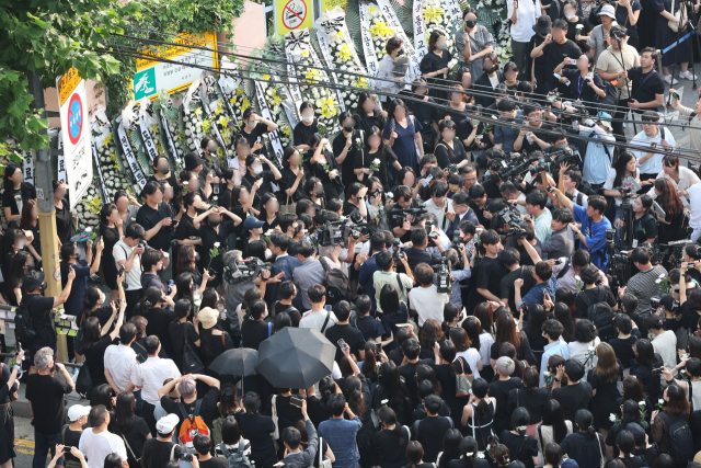 장상윤 교육부 차관이 20일 오후 서울 서초구 서이초등학교에서 취재진을 만난 뒤 추모객 항의를 받으며 되돌아가고 있다. 교육계에 따르면 이 학교 담임 교사 A씨가 학교 안에서 극단적 선택을 해 숨지는 일이 발생했다. 연합뉴스