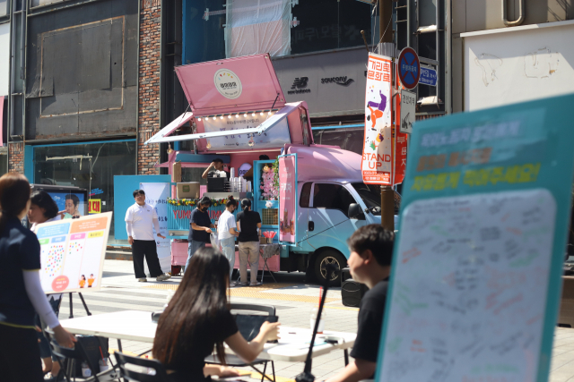 부산노동권익센터는 21일 오후 서면 ABC 마트 앞 하트조형물 인근에서 부산지방기상청, 부산근로자건강센터, 부산진구자원봉사센터와 함께 여름철 더위와 싸우는 옥외노동자를 응원하는 캠페인 ‘폭염 속 얼음왕국’을 진행했다. 부산노동권익센터 제공