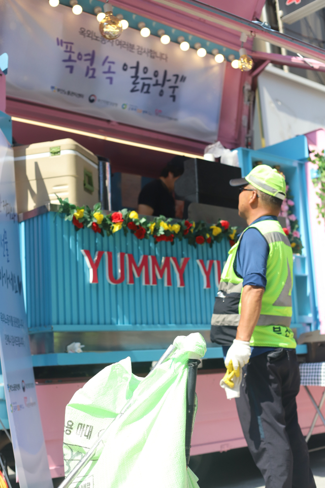 부산노동권익센터는 21일 오후 서면 ABC 마트 앞 하트조형물 인근에서 부산지방기상청, 부산근로자건강센터, 부산진구자원봉사센터와 함께 여름철 더위와 싸우는 옥외노동자를 응원하는 캠페인 ‘폭염 속 얼음왕국’을 진행했다. 부산노동권익센터 제공