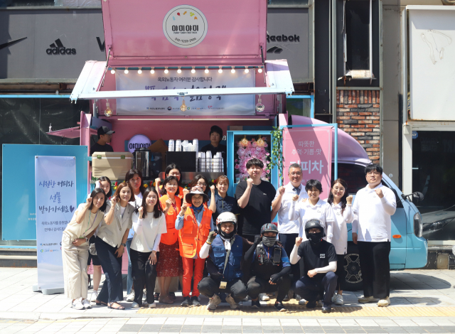 부산노동권익센터는 21일 오후 서면 ABC 마트 앞 하트조형물 인근에서 부산지방기상청, 부산근로자건강센터, 부산진구자원봉사센터와 함께 여름철 더위와 싸우는 옥외노동자를 응원하는 캠페인 ‘폭염 속 얼음왕국’을 진행했다. 부산노동권익센터 제공