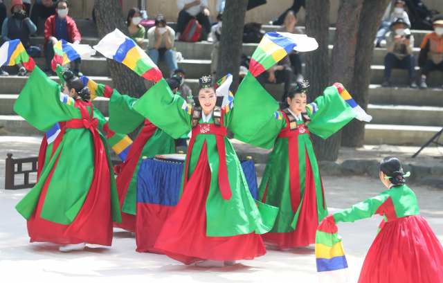 동래고무(부산시무형문화재 제10호). 부산일보 DB