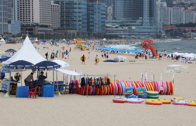 계속된 장마로 본격적인 휴가철을 맞았음에도 불구하고 23일 오후 부산 해운대해수욕장이 비교적 한산한 모습을 보이고 있다. 정종회 기자 jjh@