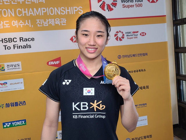 코리아오픈 배드민턴 선수권대회 여자 단식 2연패를 달성한 안세영(삼성생명)이 23일 전남 여수시 진남체육관에서 취재진과 인터뷰하며 기념 촬영하고 있다. 연합뉴스