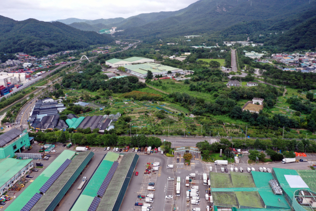 부산 해운대구 센텀 2지구 개발 사업과 관련, 풍산 부지 특혜 논란이 또다시 불붙을 전망이다. 사진은 부산 해운대구 반여동 농산물도매시장과 풍산 부산공장 부지에 들어설 센텀2지구 혁신산단 대상지 모습. 정종회 기자 jjh@