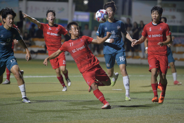 지난 21일 경남 고성군 스포츠파크 2구장에서 열린 제60회 청룡기 전국고교축구대회 조별리그 9조 경기 평택FC U18과 부산 SC DONGA U18의 경기에서 DONGA의 이민석이 슈팅을 시도하고 있다. DONA가 평택에 3-0으로 이겼다.