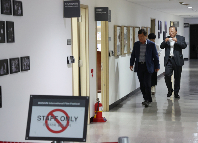 부산국제영회제 이사 등이 지난 18일 혁신위원회 구성을 논의하기 위해 영화의전당 비프힐에서 열린 이사회에 참석하고 있다. 정대현 기자 jhyun@