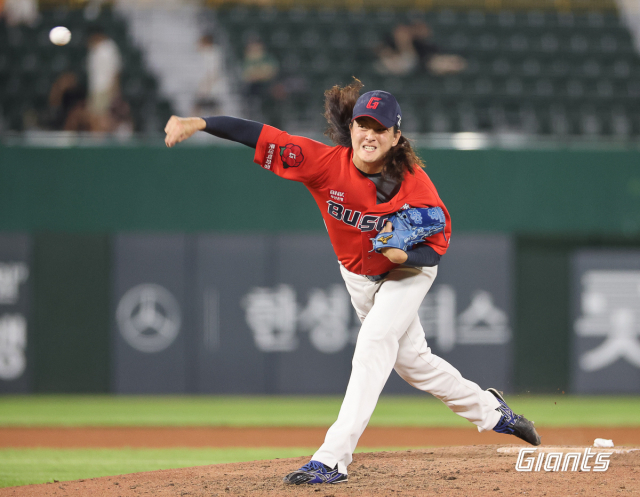 롯데 자이언츠는 23일 키움 히어로즈와의 경기에서 10회 초 실점하며 6-7로 재역전패했다. 롯데 자이언츠 제공