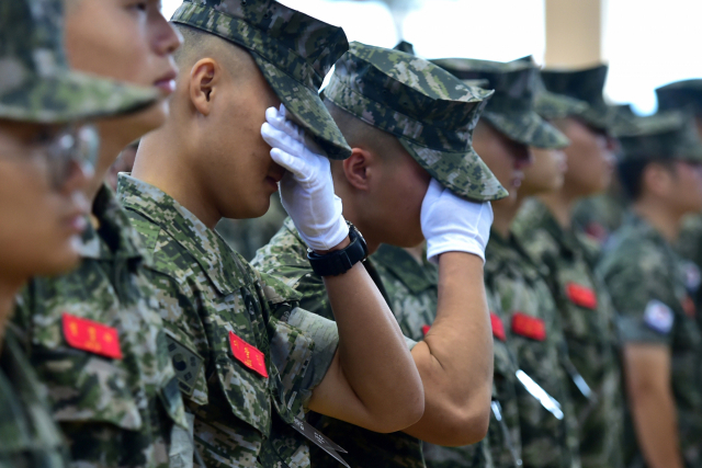 2023년 7월 22일 경북 포항 해병대 1사단 체육관인 '김대식관'에서 열린 고 채수근 상병 영결식에서 해병대원이 눈물을 흘리고 있다. 채 상병은 사흘 전인 같은 달 19일 오전 9시께 예천 내성천에서 실종자를 수색하던 중 급류에 휩쓸려 숨졌다. 연합뉴스