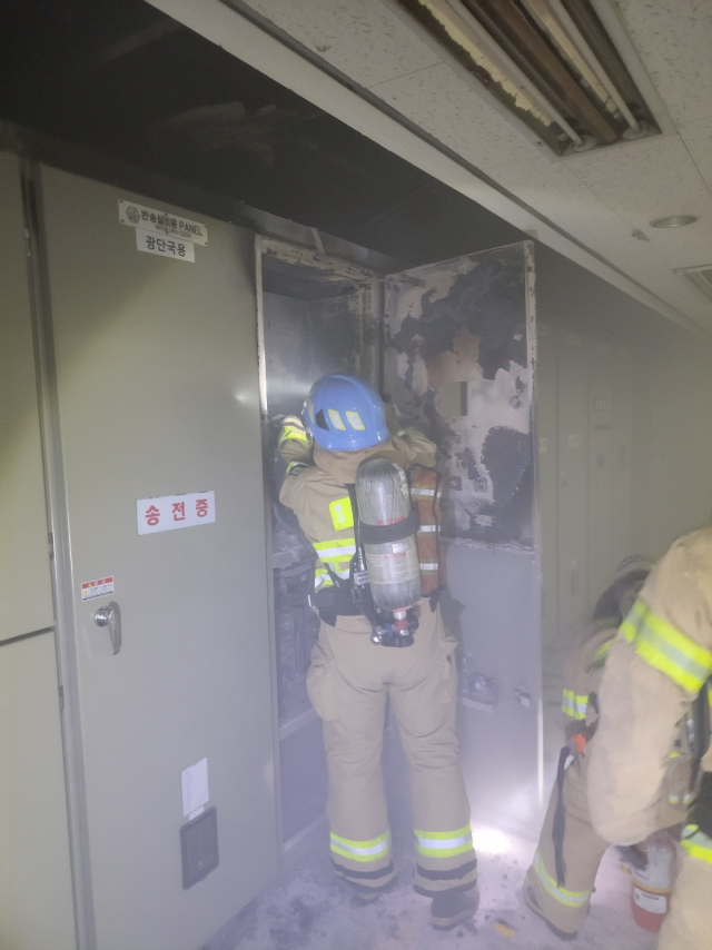 24일 오전 8시 45분께 부산 동구 초량동 부산역 기계실에서 불이 났다. 부산소방재난본부제공