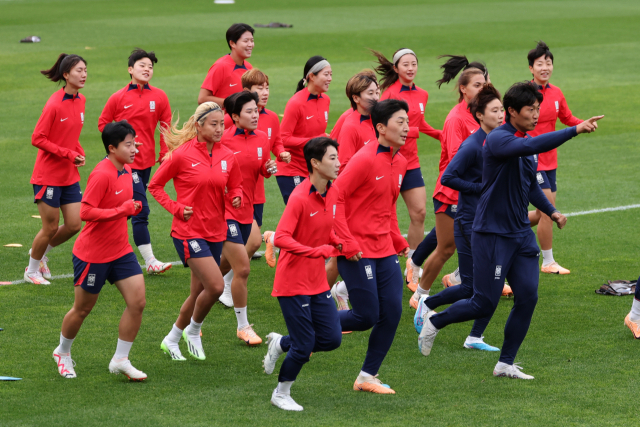 2023 국제축구연맹(FIFA) 호주·뉴질랜드 여자 월드컵에 출전하는 한국 여자축구 대표팀 선수들이 콜롬비아와의 조별리그 1차전을 하루 앞둔 24일 오전 호주 시드니 라이카트 오벌에서 훈련하고 있다. 연합뉴스