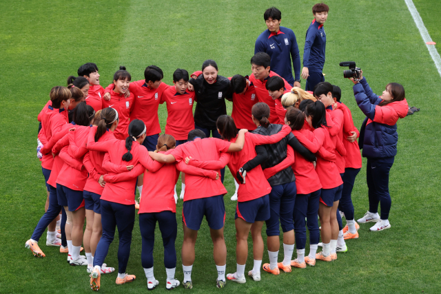 2023 국제축구연맹(FIFA) 호주·뉴질랜드 여자 월드컵에 출전하는 한국 여자축구 대표팀 선수들이 콜롬비아와의 조별리그 1차전을 하루 앞둔 24일 오전 호주 시드니 라이카트 오벌에서 훈련을 시작하며 파이팅을 외치고 있다. 연합뉴스