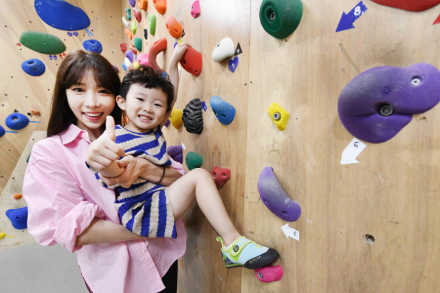 모델들이 홈플러스 영등포점 ‘몽키즈 클라이밍’에서 클라이밍 체험을 하는 모습. 홈플러스 제공