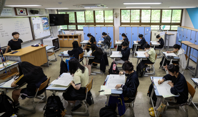 올해 수능에 역대 최다 졸업생이 응시할 것으로 전망된다. 지난 7월 11일 부산의 한 고등학교에서 7월 모의고사가 시행되고 있는 모습. 김종진 기자 kjj1761@
